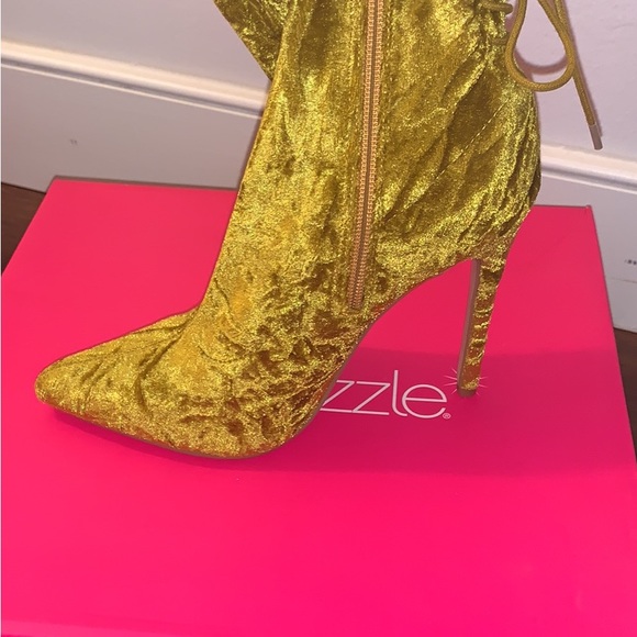 Yellow shoes - Picture 2 of 4